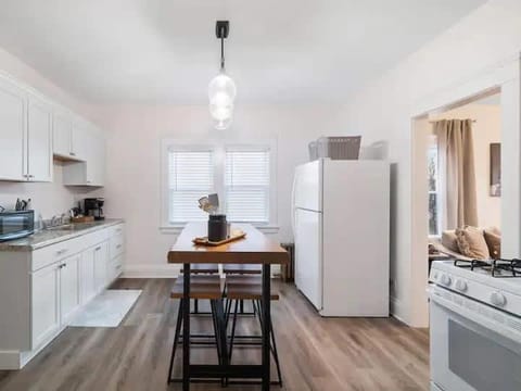 Newly Renovated - Professionally Designed - 2 BR Apartment in Lakewood
