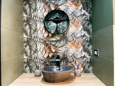 Bathroom, Decorative detail