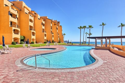 Property building, Day, Pool view, Swimming pool, sunbed