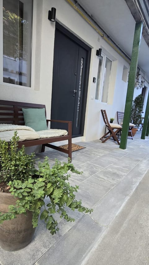 Property building, Day, Balcony/Terrace