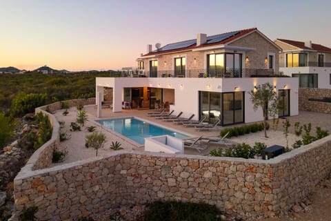 Property building, Garden, Swimming pool