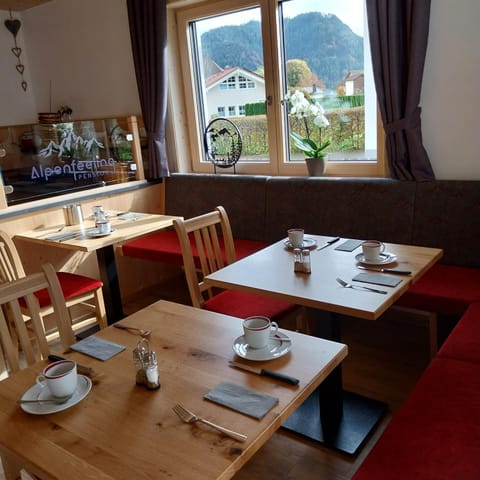 Restaurant/places to eat, Food and drinks, Dining area, Food, Mountain view