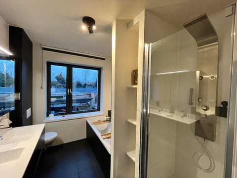 Elegant & Spacious House close to Center House in Flanders