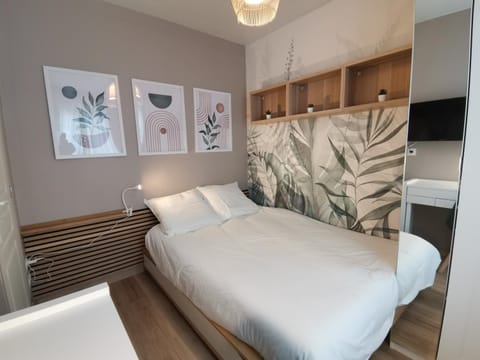 Bed, TV and multimedia, Photo of the whole room, Bedroom