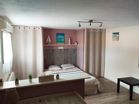 Bed, Photo of the whole room, Bedroom, cot