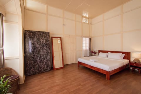 Shower, Toilet, Bed, Bathroom, TV and multimedia, Photo of the whole room, Bedroom, bidet, internet, internet, towels, wardrobe, air conditioner