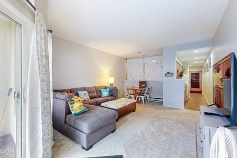 Village Gate 102 Apartment in Warren