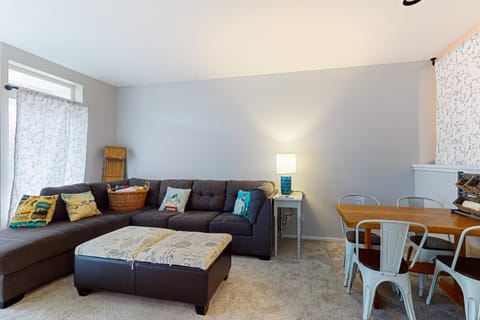 Village Gate 102 Apartment in Warren