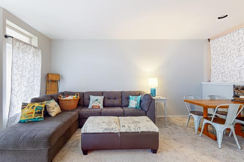 Village Gate 102 Apartment in Warren