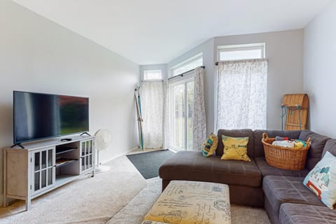 Village Gate 102 Apartment in Warren