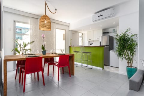Kitchen or kitchenette, Dining area, minibar, pet friendly, air conditioner