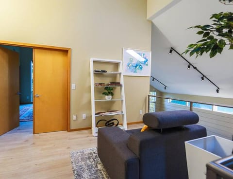 Starlake Villa Waterfront House in Federal Way