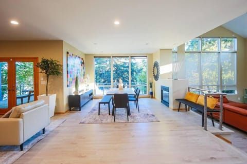 Starlake Villa Waterfront House in Federal Way