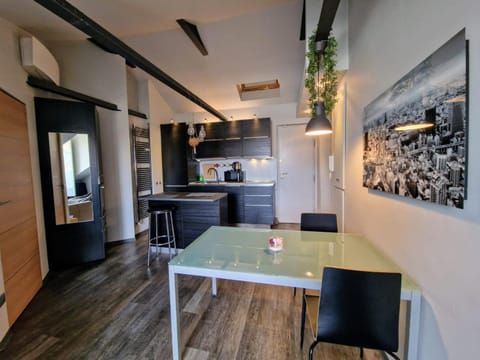 Kitchen or kitchenette, Dining area, oven, stove, air conditioner