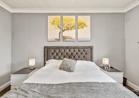 Modern Terraced House with Private Garden, Near Airport & MET Office Apartment in Exeter