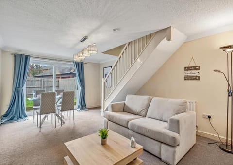 Modern Terraced House with Private Garden, Near Airport & MET Office Apartment in Exeter