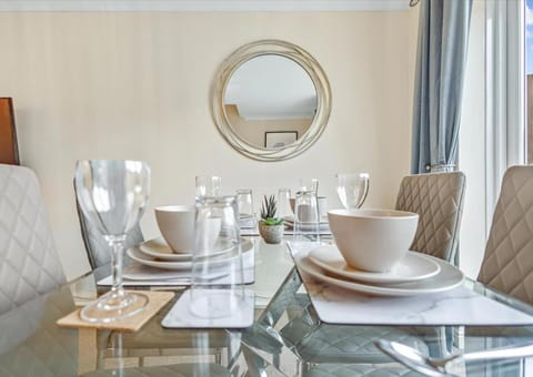 Modern Terraced House with Private Garden, Near Airport & MET Office Apartment in Exeter