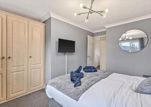 Modern Terraced House with Private Garden, Near Airport & MET Office Apartment in Exeter