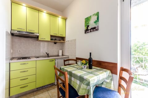 Kitchen or kitchenette, Food and drinks, Dining area