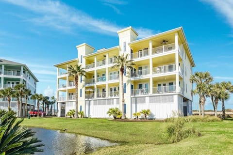 Breaking Waves - Open Airy Beautiful Ocean Views! House in Galveston Island