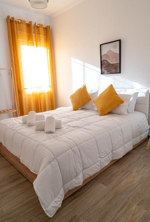 Bed, TV and multimedia, Photo of the whole room, Bedroom, towels