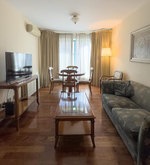 TV and multimedia, Living room, Seating area, Dining area, air conditioner