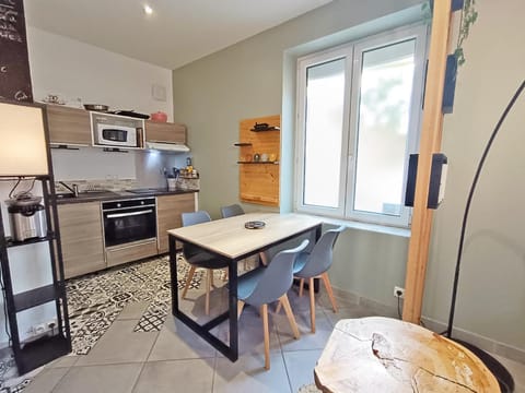 Dining area, oven, stove, toaster