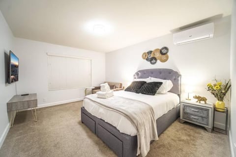 2 TVs - Vaulted Ceiling - Private Kitchen & Entrance Apartment in Rowland Heights