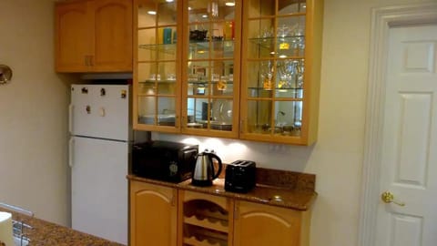 Private nicely decorated studio Bed and Breakfast in Campbell