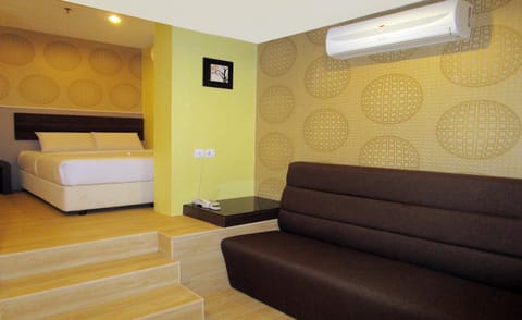 Bed, Seating area