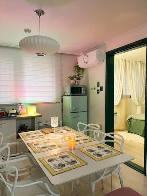 Kitchen or kitchenette, Seating area, Dining area