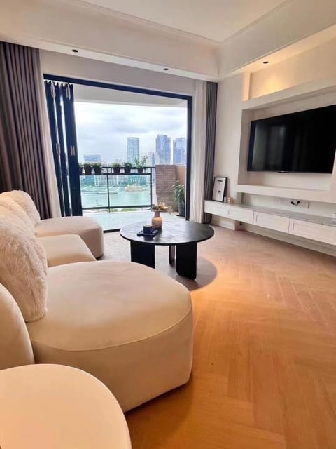 Communal lounge/ TV room, TV and multimedia, View (from property/room), Balcony/Terrace, Living room, Seating area, Evening entertainment