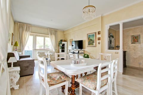 TV and multimedia, Living room, Seating area, Dining area