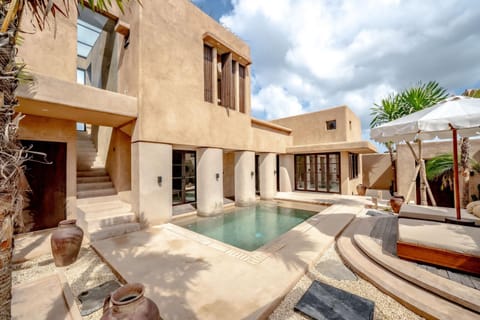 Property building, Patio, View (from property/room), Balcony/Terrace, Pool view, Swimming pool, sunbed