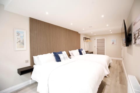 Bed, TV and multimedia, Bedroom