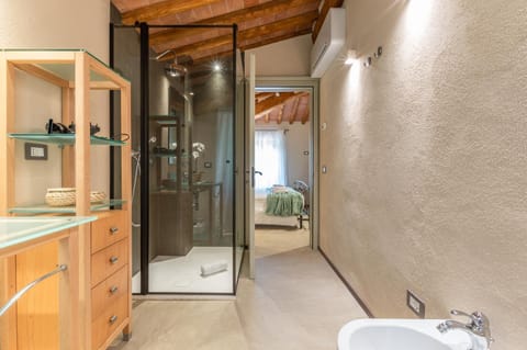 Shower, Toilet, Bathroom, towels