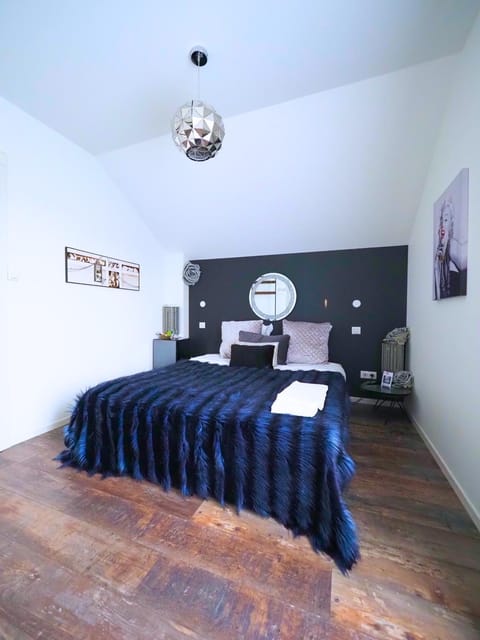 Bed, Photo of the whole room, Decorative detail, Bedroom, towels