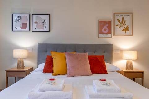 Bed, Photo of the whole room, Bedroom