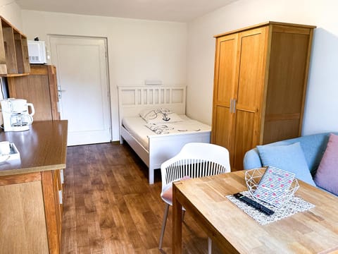 Bed, Kitchen or kitchenette, Living room, Photo of the whole room, Seating area, Dining area, Bedroom, wardrobe