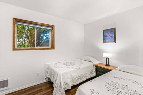 4BR waterfront home with beach access and views House in Brinnon