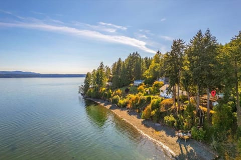 4BR waterfront home with beach access and views House in Brinnon