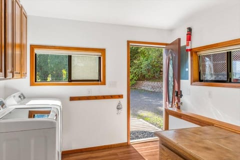 4BR waterfront home with beach access and views House in Brinnon