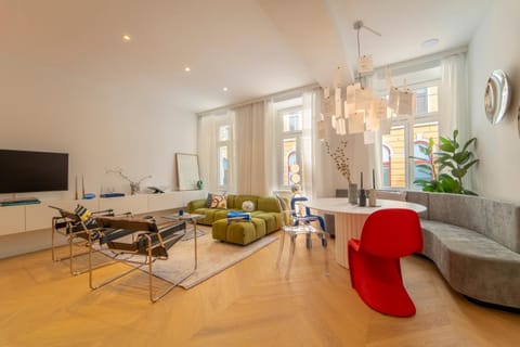 Communal lounge/ TV room, TV and multimedia, Living room, Seating area, Evening entertainment