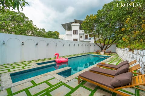 Property building, Patio, Communal lounge/ TV room, Spring, Day, Natural landscape, Garden, Living room, Seating area, Evening entertainment, Garden view, Pool view, Swimming pool, sunbed