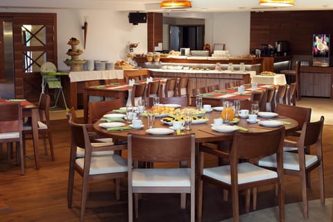 Restaurant/places to eat, Breakfast, Continental breakfast