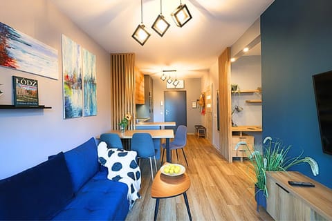 TV and multimedia, Kitchen or kitchenette, Living room, Seating area, Dining area