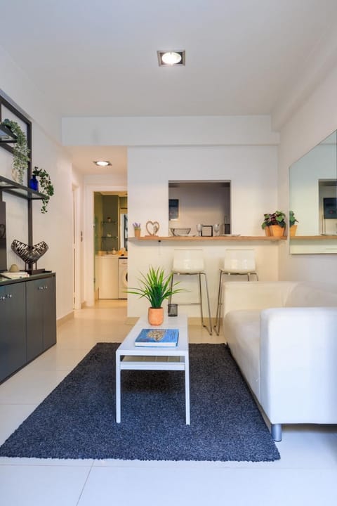 Kitchen or kitchenette, Living room, Seating area, Dining area, stove