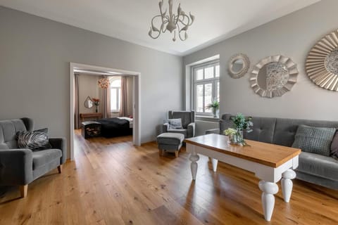 Bed, Living room, Photo of the whole room, Seating area, Dining area, Bedroom