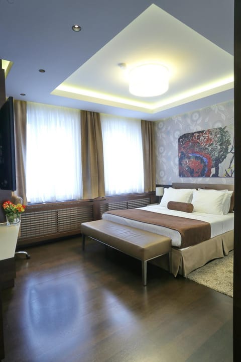 Bed, Activities, Decorative detail, Decorative detail, Bedroom, City view, Garden view, Entertainment