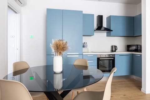 Kitchen or kitchenette, Dining area, oven